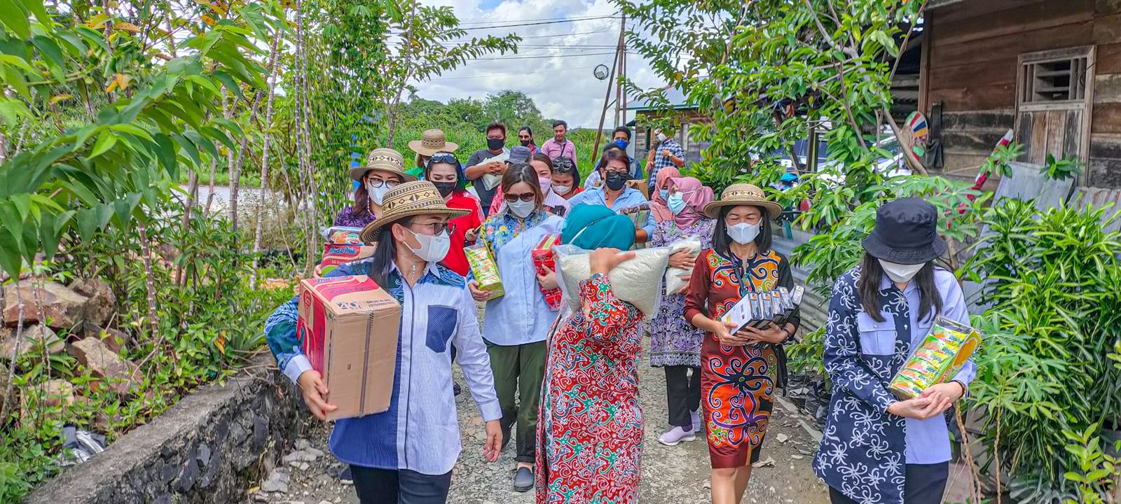 pemberian-bantuan-kepada-korban-banjir-oleh-tp-pkk-malinau